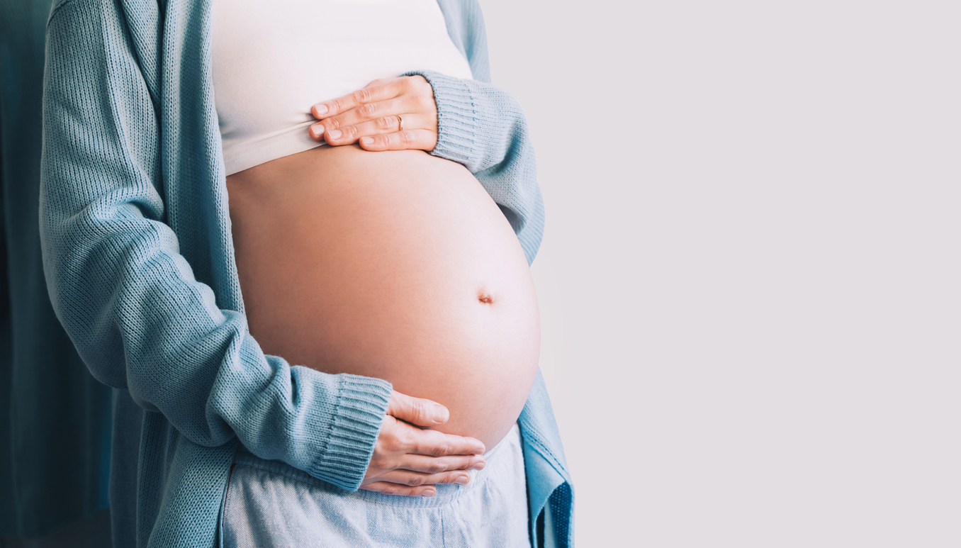 mujer embarazada en tercer trimestre de embarazo