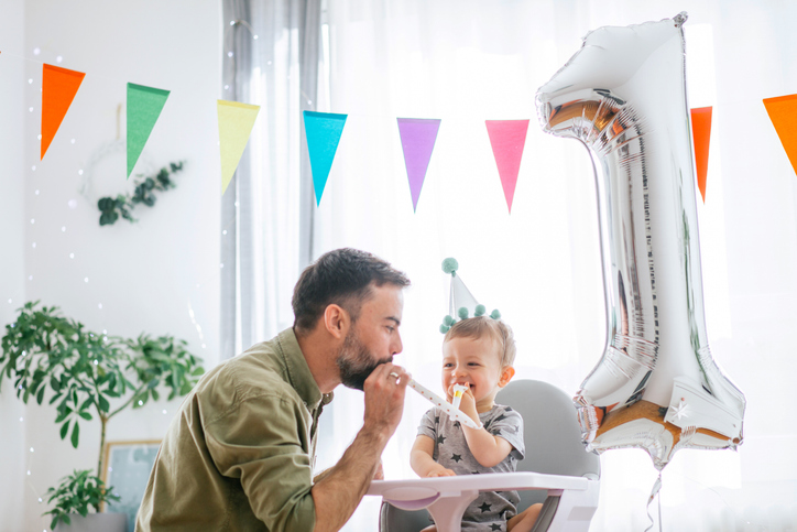 padre e hijo celebran primer cumpleaños